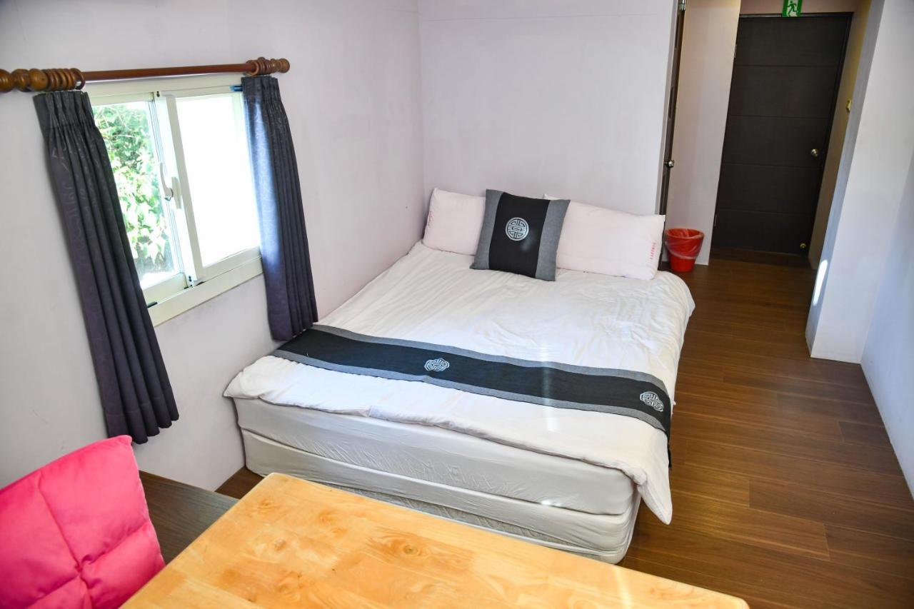 Way Young House Цзюфень Екстер'єр фото